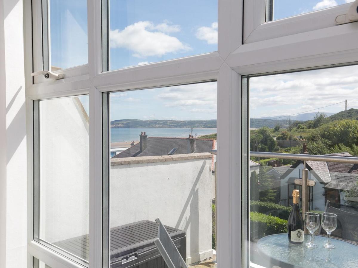 Pass The Keys 2 Bed Sea View Apartment With Balcony Parking Benllech Εξωτερικό φωτογραφία